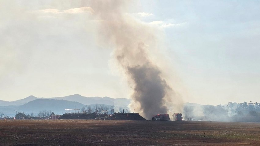 Los bomberos trabajan para extinguir un incendio en la pista de aterrizaje del Aeropuerto Internacional de Muan, en Muan, Corea del Sur, el domingo 29 de diciembre de 2024. (Maeng Dae-hwan/Newsis vía AP)