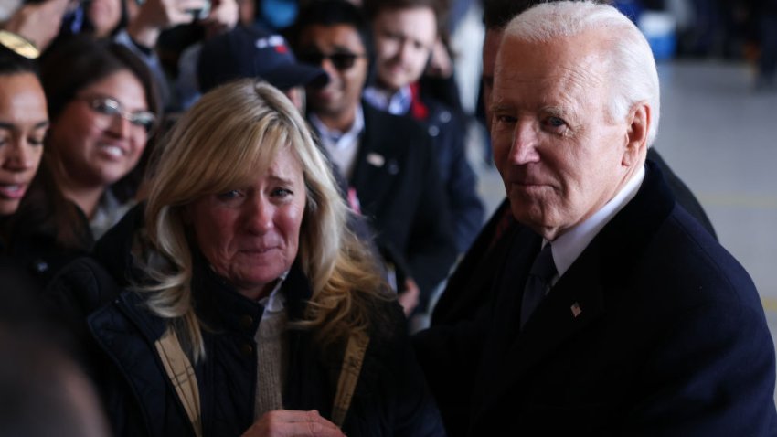 El expresidente estadounidense Joe Biden se reúne con su personal y sus seguidores en la Base Conjunta Andrews, Maryland, tras las ceremonias de investidura el 20 de enero de 2025. Joe Biden concluyó su mandato cuando Donald Trump asumió como el 47.º presidente.