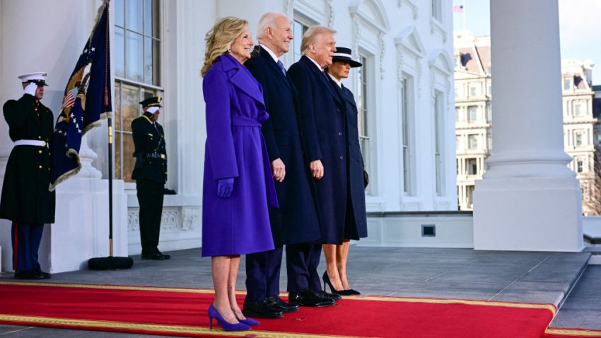 El presidente de Estados Unidos, Joe Biden, y la primera dama, Jill Biden, saludan al presidente electo Donald Trump y a Melania Trump a su llegada a la Casa Blanca en Washington, DC, el 20 de enero de 2025. (Foto de JIM WATSON/AFP vía Getty Images)