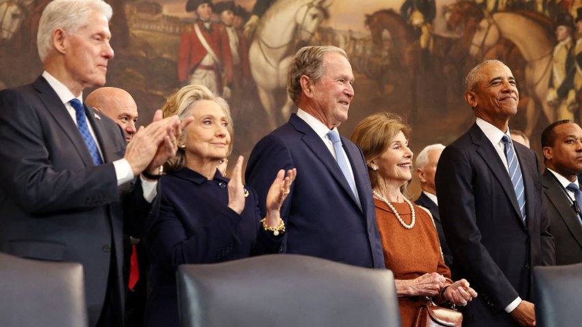 (De izq. a der.) El expresidente estadounidense Bill Clinton, la exsecretaria de Estado estadounidense Hillary Clinton, el expresidente estadounidense George W. Bush, la exprimera dama Laura Bush y el expresidente estadounidense Barack Obama llegan a la toma de posesión del presidente electo estadounidense Donald Trump en la Rotonda del Capitolio de Estados Unidos el 20 de enero de 2025 en Washington, DC. CHIP SOMODEVILLA/POOL/AFP via Getty Images)