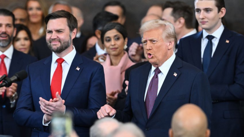 Donald Trump llega a su toma de posesión mientras el vicepresidente J.D. Vance observa en la rotonda del Capitolio de los Estados Unidos el 20 de enero de 2025 en Washington, DC. Donald Trump asume su segundo mandato como el 47.º presidente de los Estados Unidos.